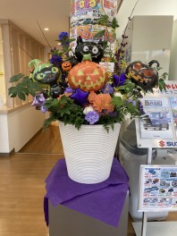 入口のお花がハロウィーン仕様になりました(^.^)/~~~